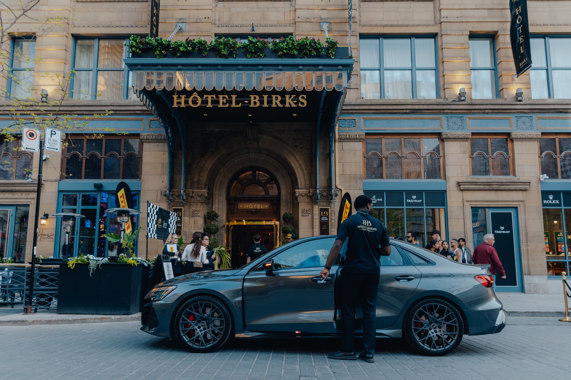 Eminent Valet attendant receiving a guest vehicle outside Hôtel Birks Montréal